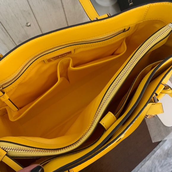 HP🎊Tory butch 💝 Robinson Saffiano Leather Tote - Picture 7 of 14